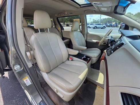 Used 2014 Toyota Sienna Limited image 14