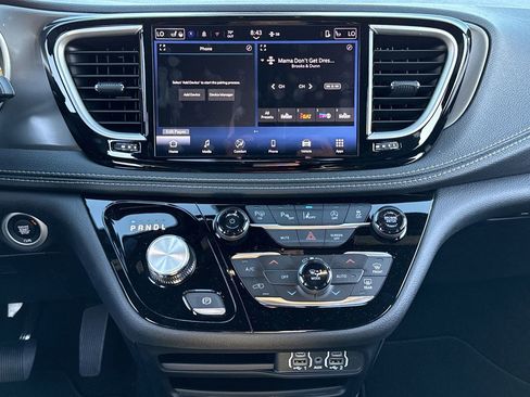 New 2025 Chrysler Pacifica Select image 3