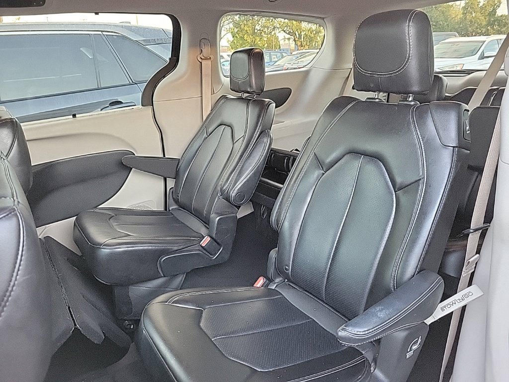 Used 2023 Chrysler Pacifica Touring-L FWD image 12