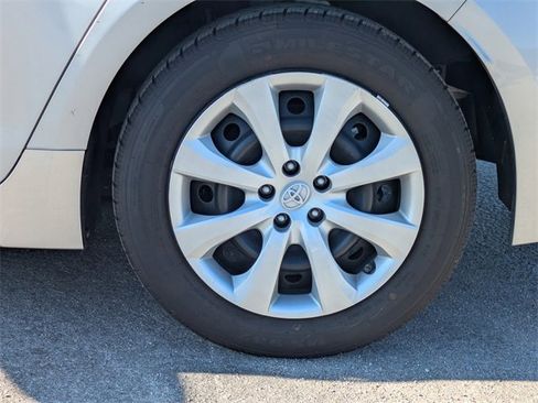 Used 2022 Toyota Corolla LE image 12