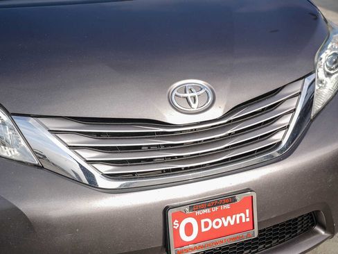 Used 2017 Toyota Sienna XLE w/ XLE Navigation Package FWD image 5