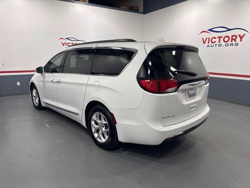 Used 2017 Chrysler Pacifica Touring-L w/ Tire & Wheel Group FWD image 4