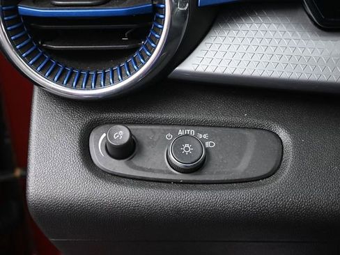 Used 2025 Chevrolet Trax LT image 27