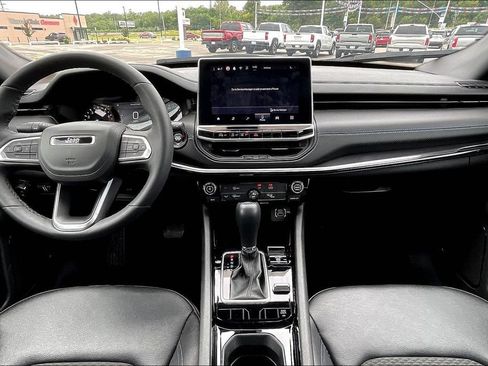 Used 2025 Jeep Compass Latitude w/ Altitude Special Edition AWD/4WD image 5
