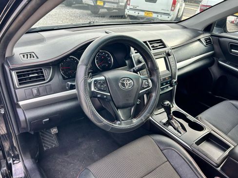 Used 2017 Toyota Camry SE w/ Moonroof Package image 6