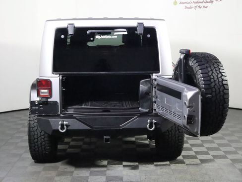 Used 2014 Jeep Wrangler Unlimited Sahara w/ Max Tow Package AWD/4WD image 9