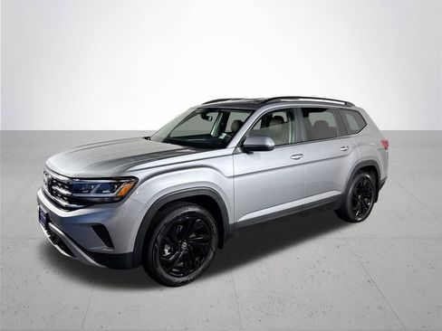 Certified 2023 Volkswagen Atlas SE w/ Black Wheel Package image 2