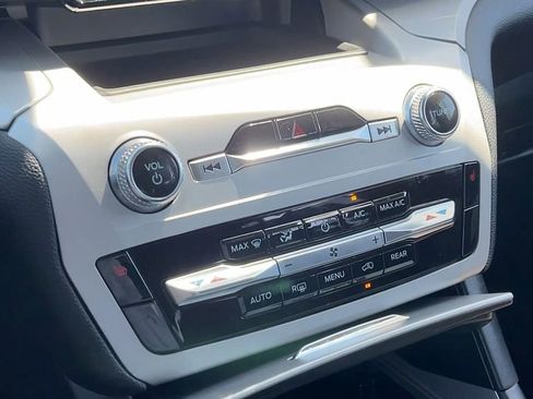 Used 2024 Ford Explorer XLT image 28