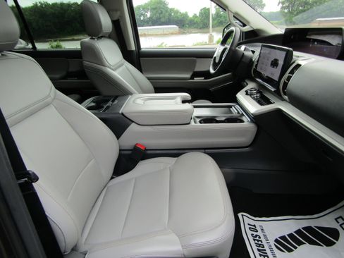 Used 2025 Ford Expedition Active AWD/4WD image 18