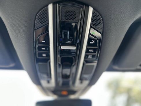 Used 2022 Porsche Cayenne Platinum Edition image 35