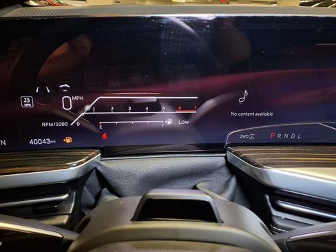 Certified 2025 Cadillac Escalade ESV Premium Luxury AWD/4WD image 9