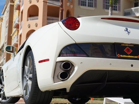 Used 2014 Ferrari California RWD image 40