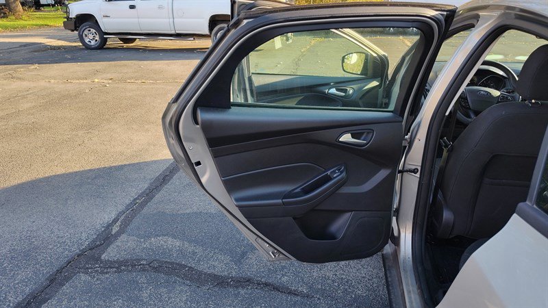 Used 2016 Ford Focus SE w/ SE Power Seat Package FWD image 11