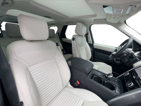 Used 2025 Land Rover Discovery S AWD/4WD image 18