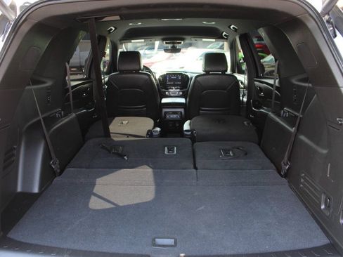 Used 2022 Chevrolet Traverse RS FWD image 16