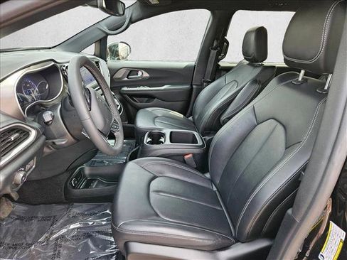 Used 2025 Chrysler Pacifica Select FWD image 20