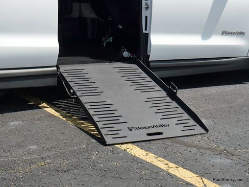 Used 2022 Chrysler Voyager LX image 8