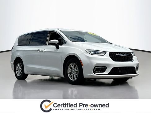 Used 2023 Chrysler Pacifica Touring-L FWD image 1