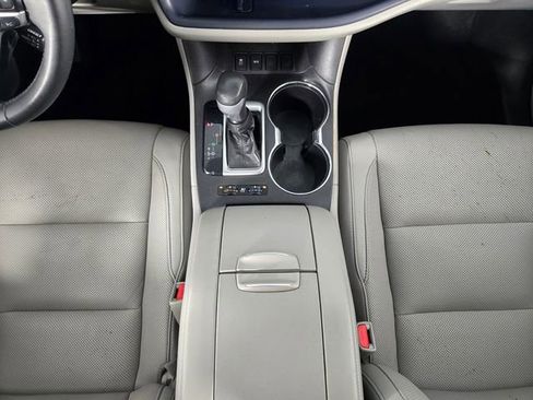 Used 2018 Toyota Highlander Limited image 26