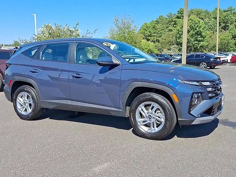 Certified 2025 Hyundai Tucson SE image 2