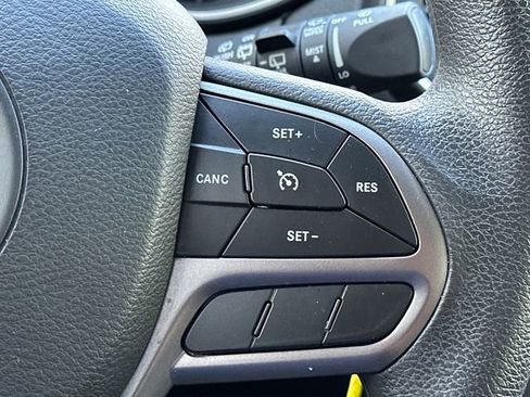 Used 2021 Jeep Cherokee Latitude FWD image 19