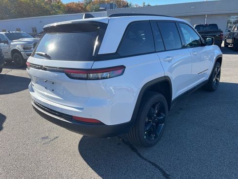 New 2025 Jeep Grand Cherokee Altitude image 7