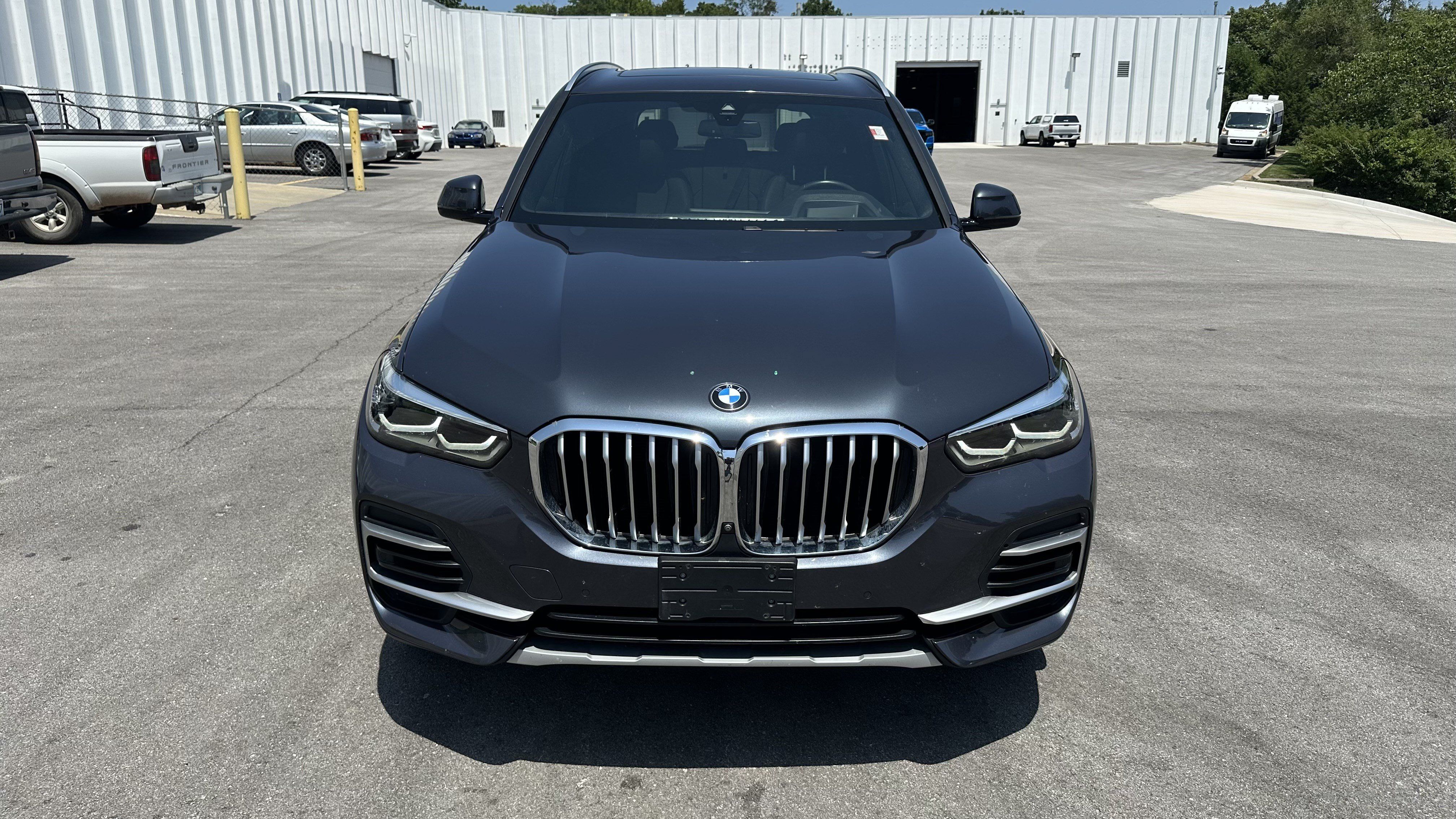 Used 2022 BMW X5 xDrive40i w/ Premium Package AWD/4WD image 3
