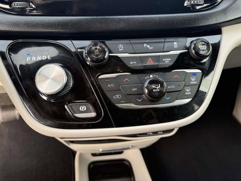 Used 2018 Chrysler Pacifica Touring-L image 21