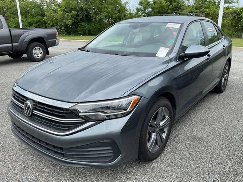 Used 2024 Volkswagen Jetta SE FWD image 4