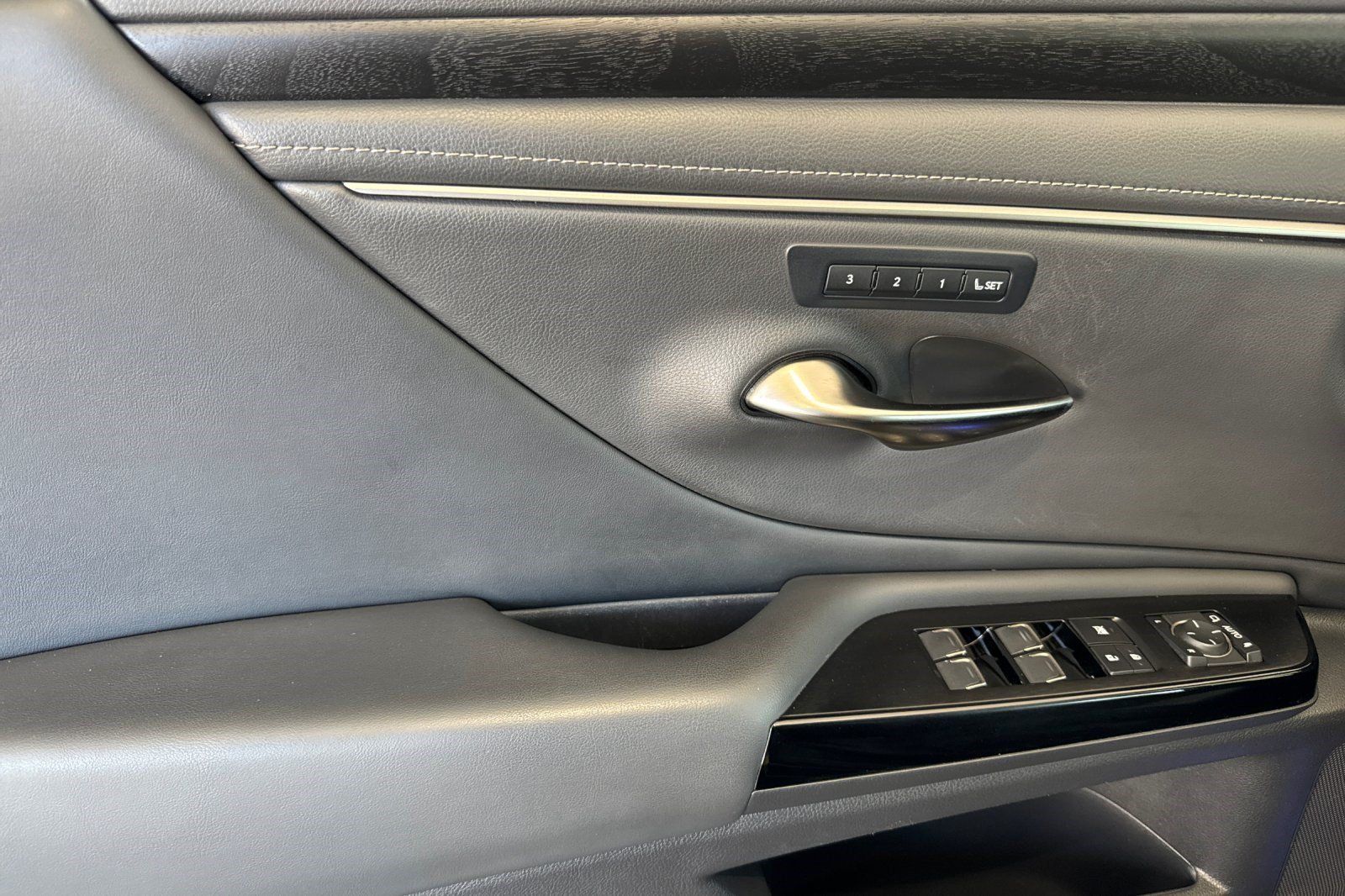 Certified 2025 Lexus ES 300h w/ Premium Package FWD image 12
