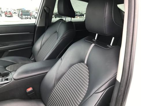 Used 2019 Toyota Camry SE image 4
