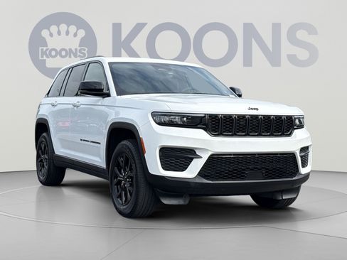 Used 2025 Jeep Grand Cherokee Altitude AWD/4WD image 10