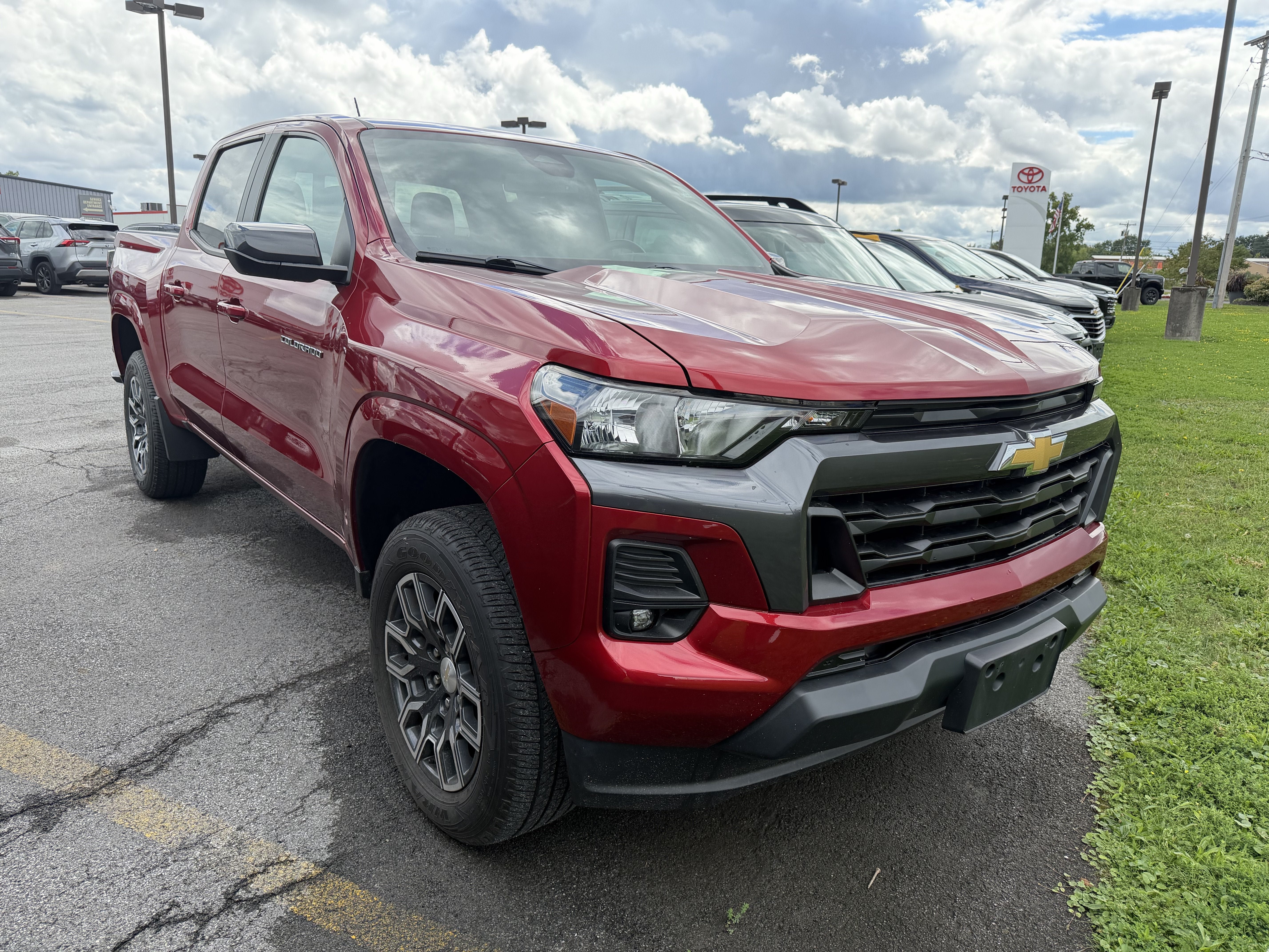Used 2023 Chevrolet Colorado LT w/ LT Convenience Package II AWD/4WD image 2