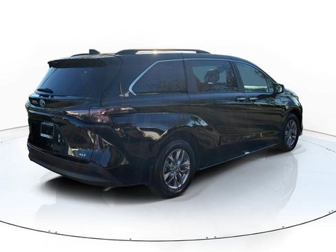 Used 2025 Toyota Sienna XLE image 4