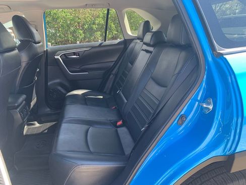 Used 2021 Toyota RAV4 XLE Premium image 11