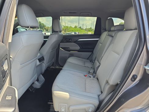 Used 2018 Toyota Highlander Plus FWD image 13