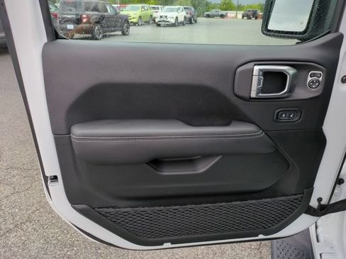 Used 2023 Jeep Gladiator Overland AWD/4WD image 12