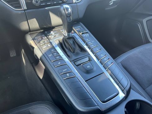 Used 2018 Porsche Macan AWD/4WD image 11