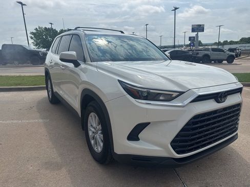 Used 2024 Toyota Grand Highlander XLE FWD image 2