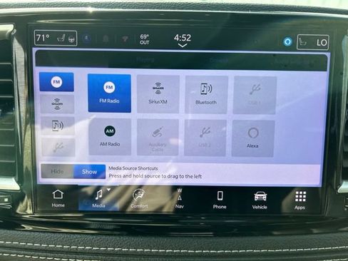 Used 2024 Chrysler Pacifica Limited FWD image 21