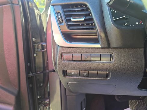 Used 2023 Nissan Rogue SV image 14