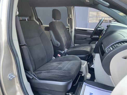 Used 2015 Dodge Grand Caravan SE FWD image 17