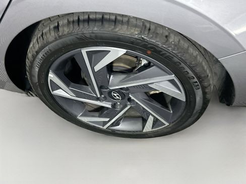 Used 2024 Hyundai Elantra Limited image 11