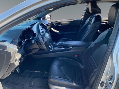 Used 2019 Toyota Avalon XSE w/ Preferred Accessory Package FWD image 9