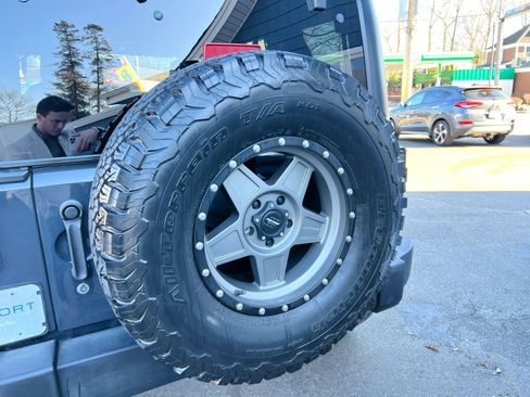 Used 2016 Jeep Wrangler Unlimited Rubicon w/ Connectivity Group image 27