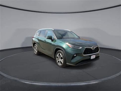 Used 2023 Toyota Highlander XLE image 2