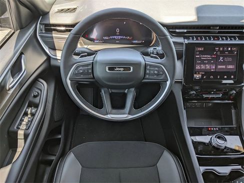 New 2025 Jeep Grand Cherokee Altitude image 10