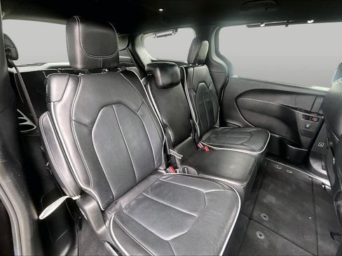Used 2018 Chrysler Pacifica Limited w/ S Appearance Package FWD image 20