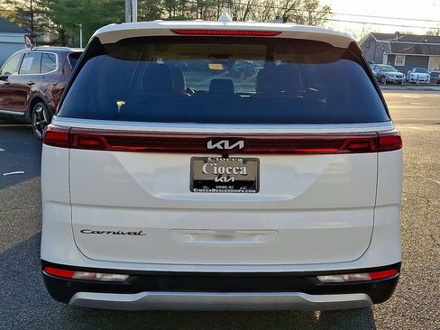 Used 2022 Kia Carnival EX FWD image 8