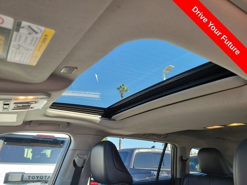 Used 2024 Toyota Highlander XLE FWD image 15